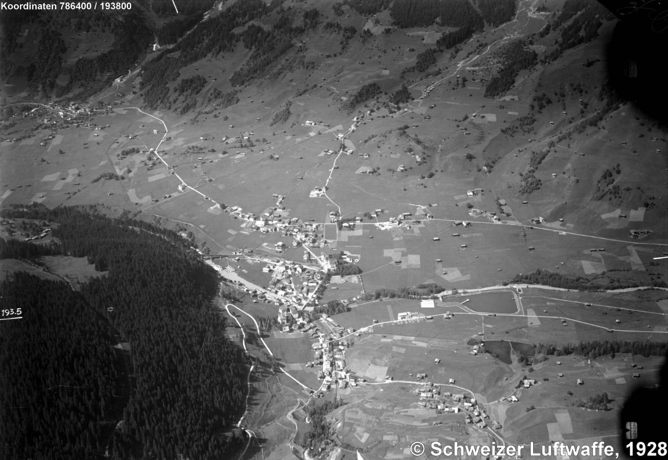 Klosters im Jahr 1928. Gegenüber der Aufnahme von 2011 werden die Veränderungen der Landschaft in siedlungs- und verkehrsgeografischer Hinsicht sehr deutlich dokumentiert.